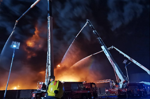 冰球突破mg数十辆举高喷射消防车救援河北沧州南大港产业园区火灾