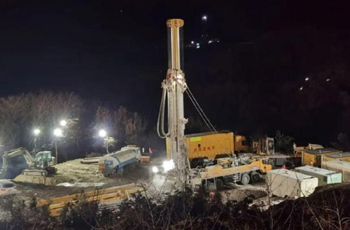 冰球突破mg携XSC1200车载深井钻机星夜前往栖霞开展金矿救援工作