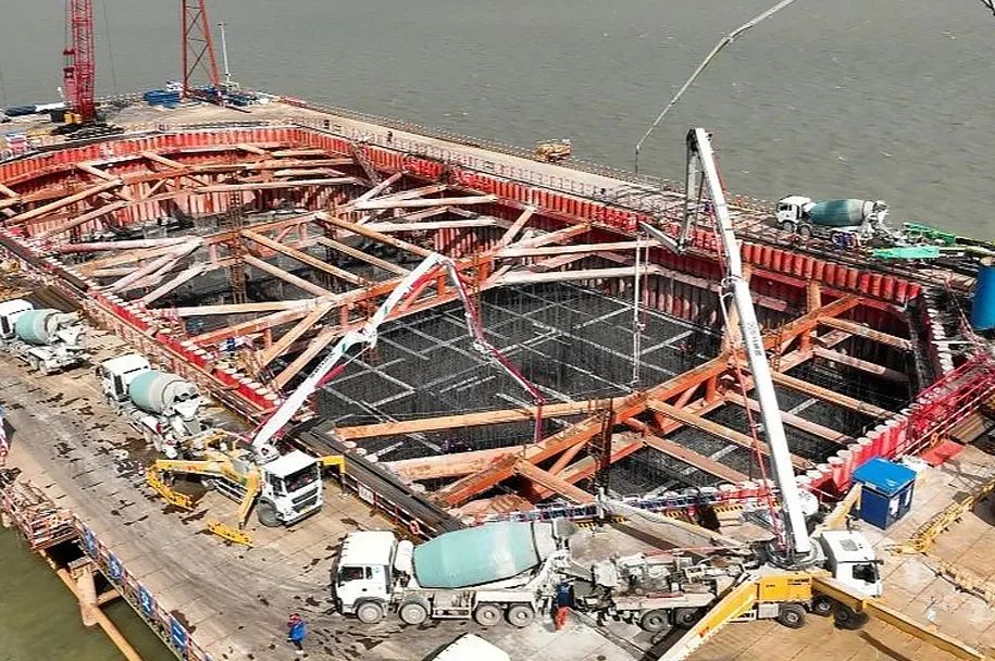 冰球突破mg泵车再筑“世界之最”张靖皋长江大桥！