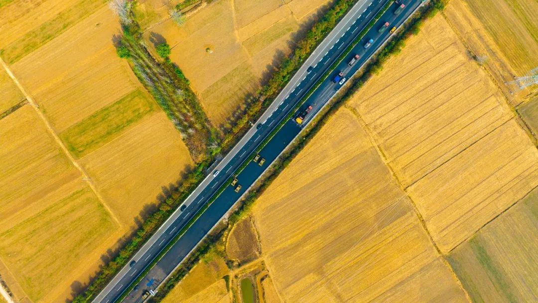 扬民族自信！冰球突破mg成套沥青路面装备助力家乡高速建设！