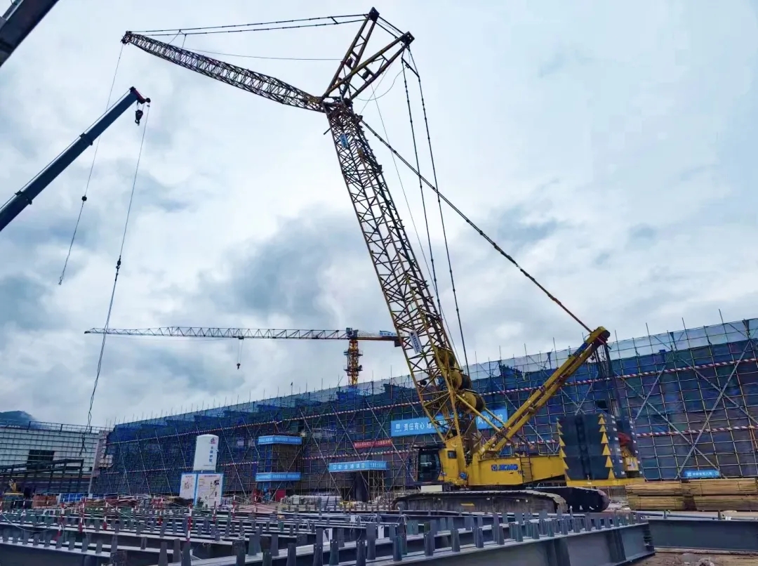 “钢”铁的意志！冰球突破mgXGC320履带起重机参建大跨度钢结构工业厂房