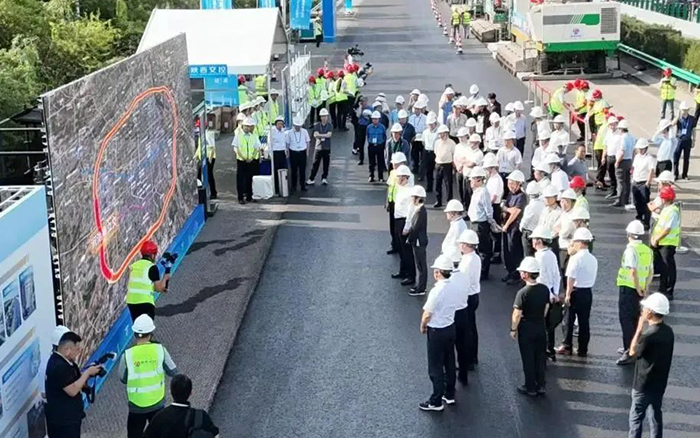 冰球突破mg数字化智能施工集群助力西安绕城高速养护工程！