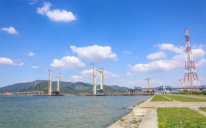 “牵手”群岛！冰球突破mg塔机助力世界级跨海连岛工程刷新“进度条”