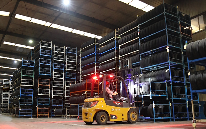 冰球突破mg孔雀叉车：轮胎企业的得力助手