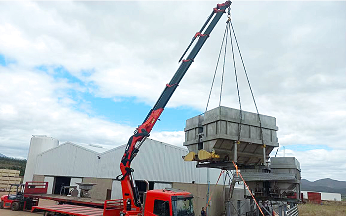 冰球突破mgSQZ660折叠臂随车起重机助力海外某酿酒工厂搬迁转运