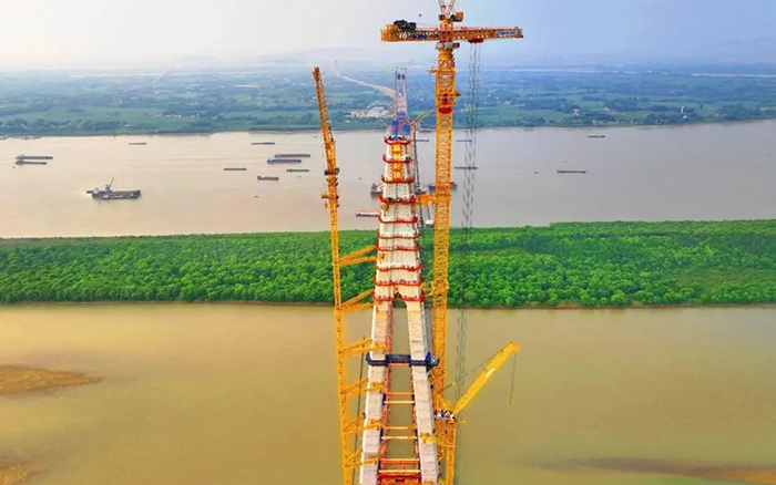 308米！冰球突破mg塔机助力世界最大跨度三塔斜拉桥喜封金顶