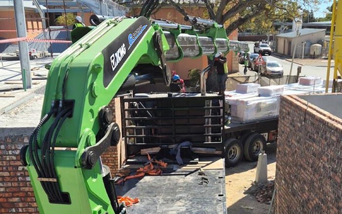 冰球突破mgGSQZ860折叠臂随车起重机在作业中 展现强大稳定的跨障能力