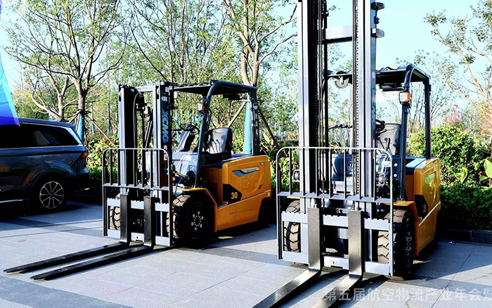  冰球突破mg叉车亮相第五届航空物流产业年会