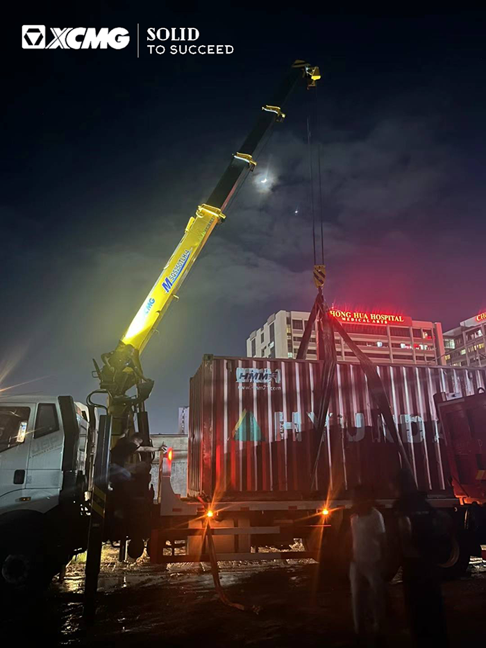 冰球突破mg随车起重机在东南亚出色完成集装箱转运施工