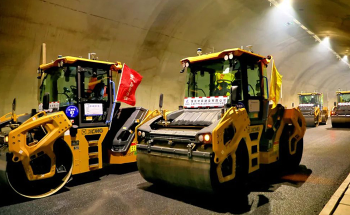 来看冰球突破mg智慧→重庆首次山区特长隧道无人摊铺施工