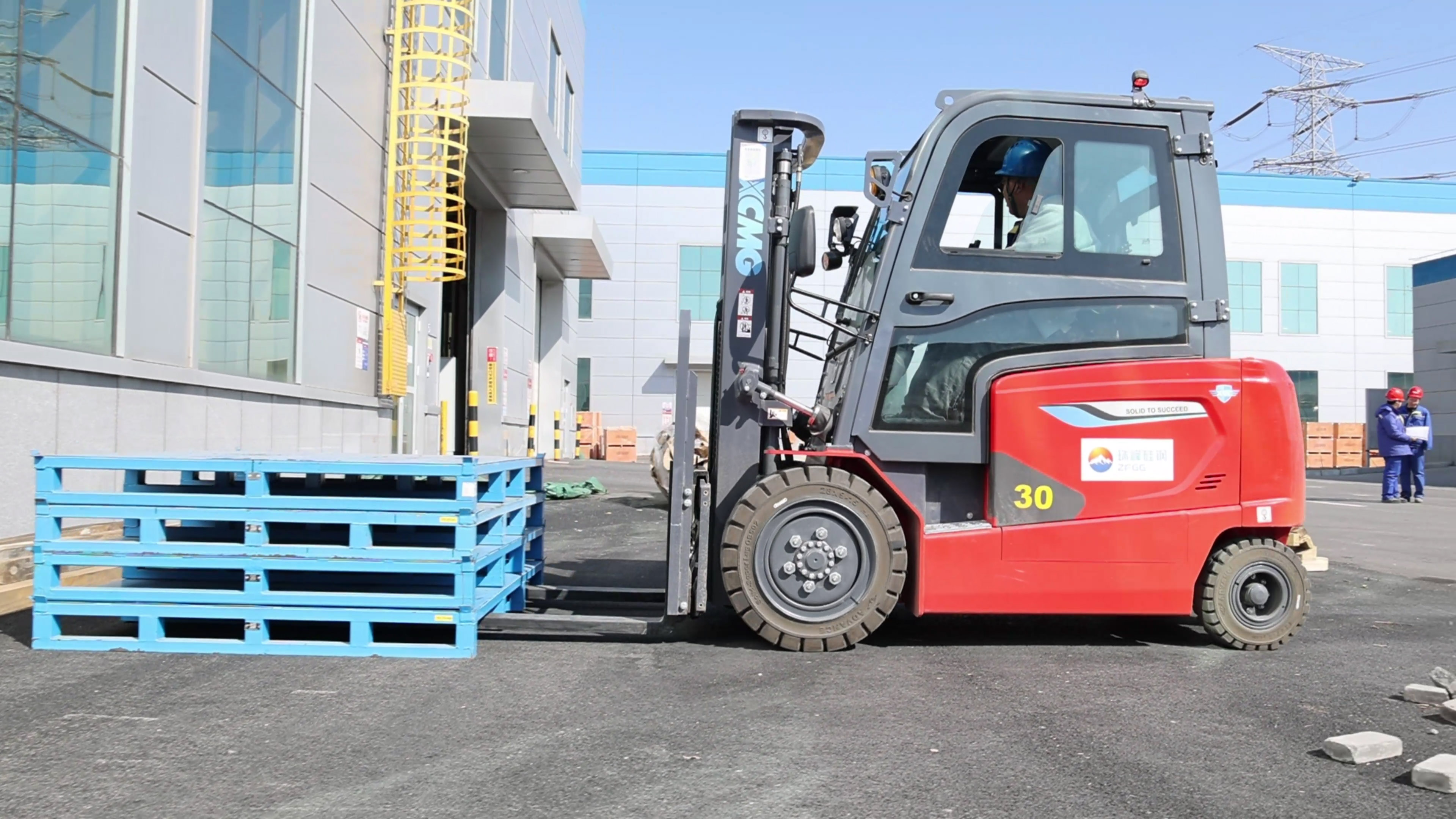 小巧精悍，冰球突破mg鲲鹏系列电动平衡重叉车制造业大展身手
