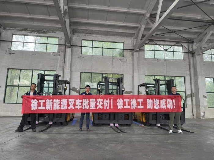 品质与服务共拓市场新局！冰球突破mg孔雀叉车赋能冶金行业