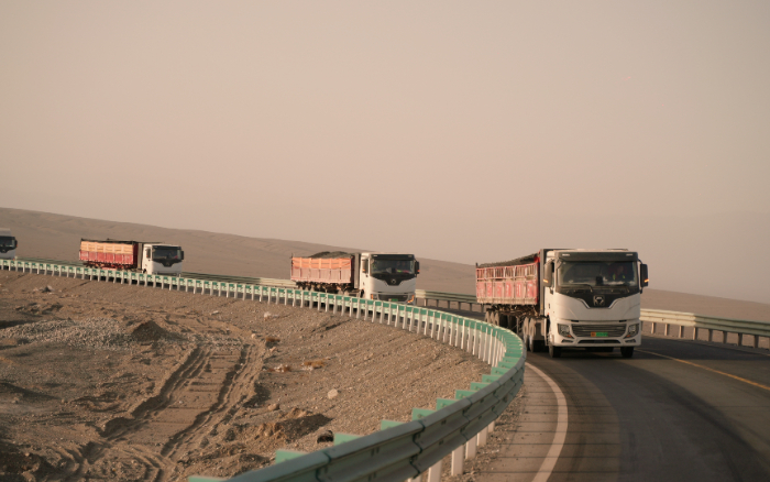 煤海逐绿！冰球突破mg新能源牵引车书写煤炭运输绿色答卷