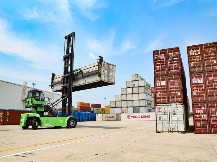 赛场竞锋芒！“冰球突破mg杯”堆高机操作员技能大赛见证“真功夫”