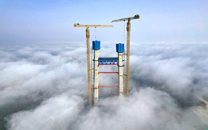 双星闪耀 冰球突破mg超大塔助力双柳长江大桥快速“长个”