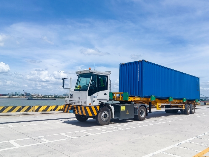 广州港甄。∪タ锤劭凇疤刂直北蛲黄苖g纯电牵引车