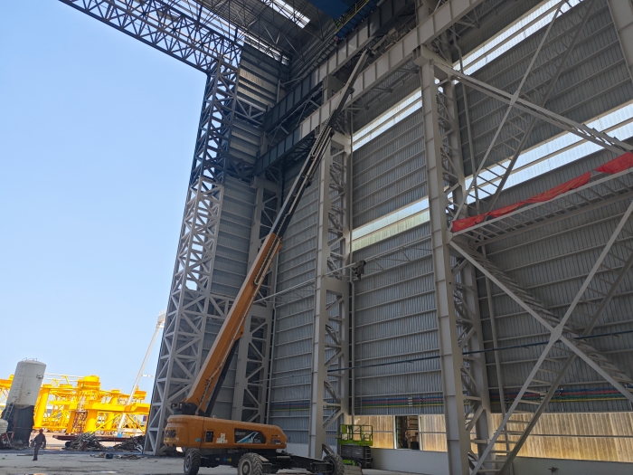 52米“巨臂”显神通！冰球突破mg纯电动高空作业平台高效攻坚蓝水海洋车间扩建