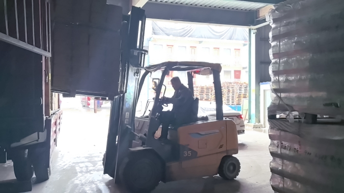 冰球突破mg叉车赋能山东玻璃瓶厂：破解易碎品搬运难题