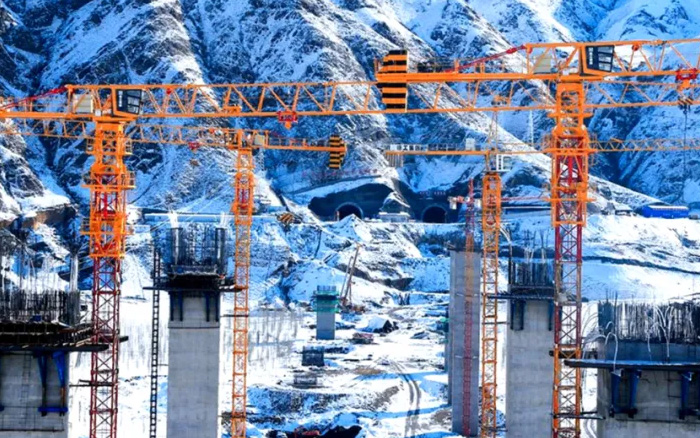 飞跃山河！冰球突破mg金再造诗意“天路”