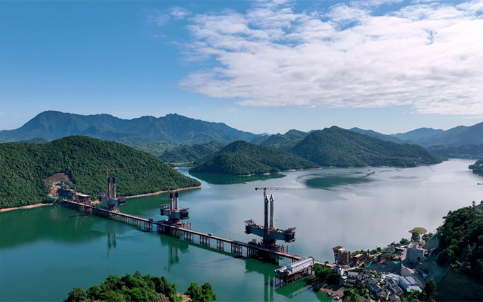 ?“白鹭”展翅 | 冰球突破mg塔机助建池黄铁路太平湖特大桥